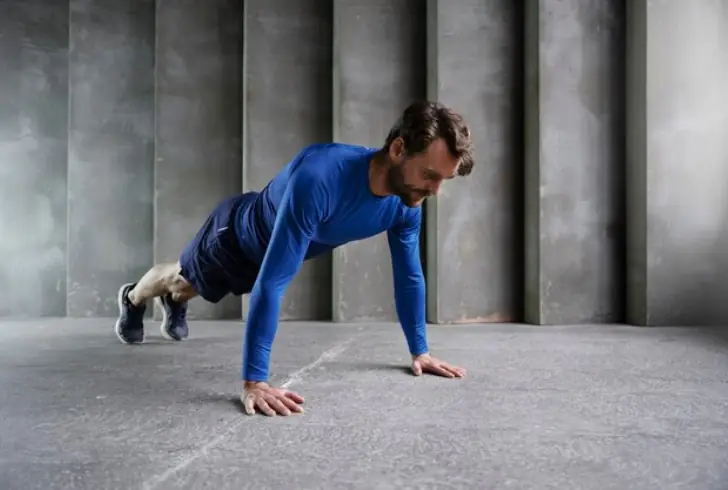 Image by Freepik | The Walkout Push-Up blends strength-building and calorie-burning.